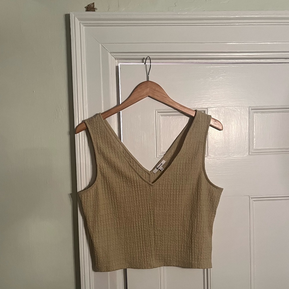 NWOT cropped v neck tank top